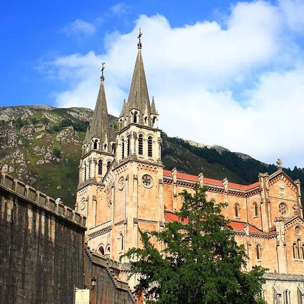 CANGAS-DE-ONIS-Y-COVADONGA